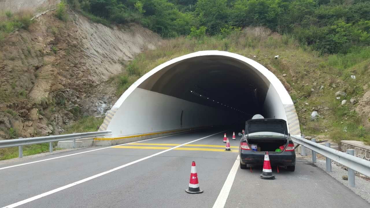 云南大永高速公路青山隧道